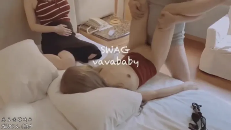 Ngồi nhìn xem chồng yêu phang bạn thân