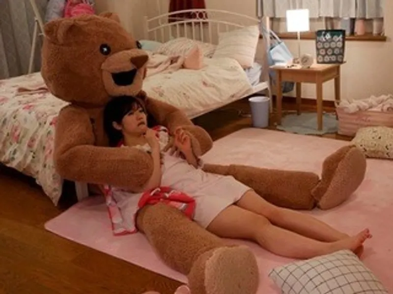 Chú em người yêu nhồi bông và em em học sinh ngây thơ