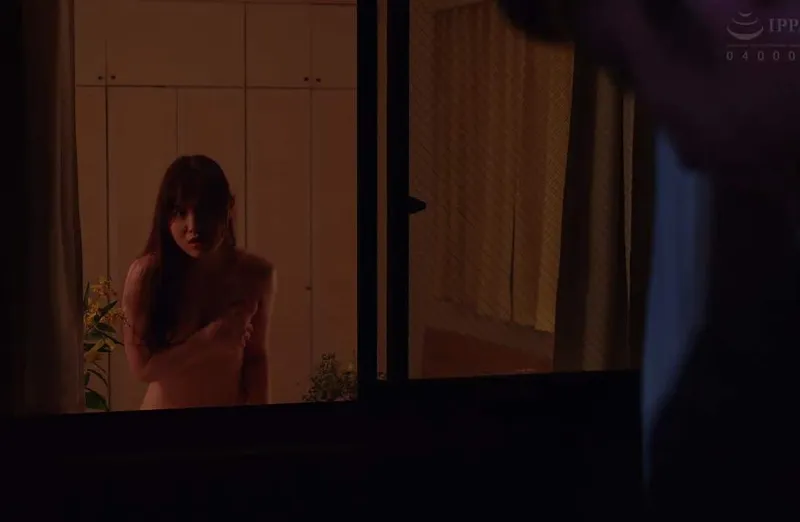 Cô gái nhà kế bên Ông xã Người chồng gần nhà thường xuyên thay đồ ở ngay cửa sổ