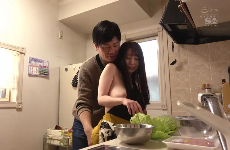 Nghi ngờ cô vợ ngoại tình, ông xã lén lắp camera và chứng kiến tất cả